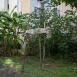 Una sua opera � esposta proprio nel giardino